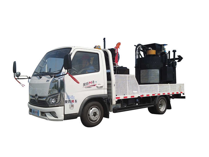 Asphalt repair vehicle